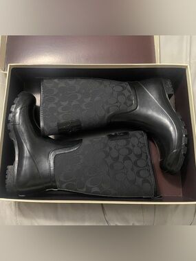 Coach Pearl Black CC Signature
Shiny rubbler Rain Boots 8